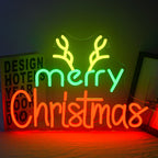 A imagem exibe uma placa de LED neon feita à mão que diz brilhantemente "Feliz Natal" em uma escrita elegante e fluida.