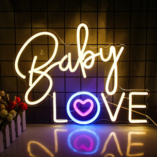 Uma vibrante placa de neon rosa soletra as palavras "Baby Love" em uma fonte divertida e cursiva.
