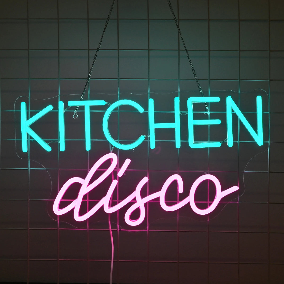 A imagem apresenta uma vibrante placa de LED neon que diz "Kitchen Disco" em letras cursivas divertidas.
