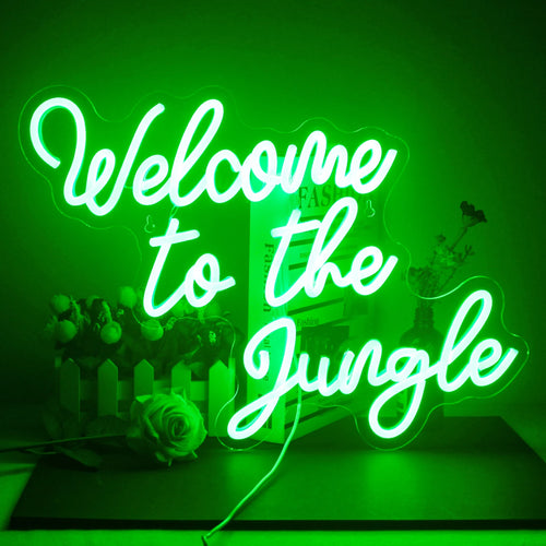 Um letreiro de LED neon vibrante que diz "Bem-vindo à selva" em letras ousadas e divertidas.