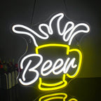 A imagem apresenta um letreiro de LED neon vibrante em formato de uma caneca de cerveja espumosa.