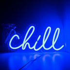 A imagem mostra uma placa de LED neon com a palavra "Chill" escrita em um estilo vibrante e cursivo.