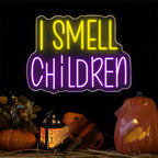 A imagem mostra uma vibrante placa de LED neon com tema de Halloween.