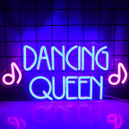 Um letreiro de LED neon vibrante exibindo as palavras "Dancing Queen" em letras fluidas e em negrito.