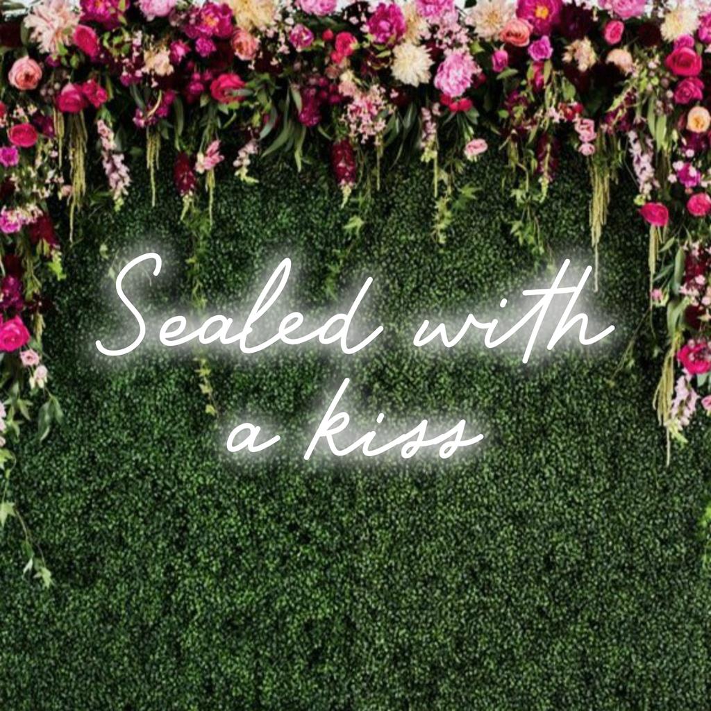 Placa de LED neon elegante "Selado com um beijo"; perfeita para uma arte de parede vibrante ou uma peça de decoração personalizada.