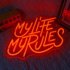Uma vibrante placa de LED neon exibindo as palavras "Minha Vida, Minhas Regras" em uma fonte cursiva animada.