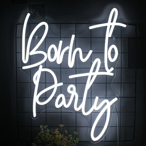 A imagem apresenta uma vibrante placa de LED neon com os dizeres "Born to Party".