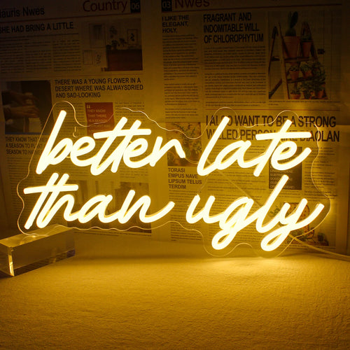 Uma vibrante placa de LED neon exibindo a frase "Better Late Than Ugly" em uma elegante fonte manuscrita.