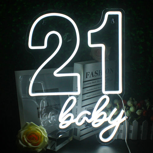 Uma vibrante placa de LED neon exibindo as palavras "Feliz Aniversário" em uma fonte divertida e cursiva.