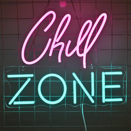 A imagem apresenta uma vibrante placa de LED neon exibindo as palavras "Chill Zone" em uma fonte cursiva e estilosa.