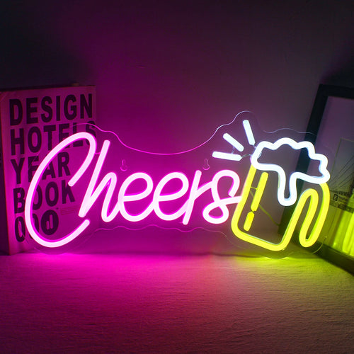 A imagem mostra uma vibrante placa de LED neon com os dizeres "Cheers" iluminada contra um fundo escuro.