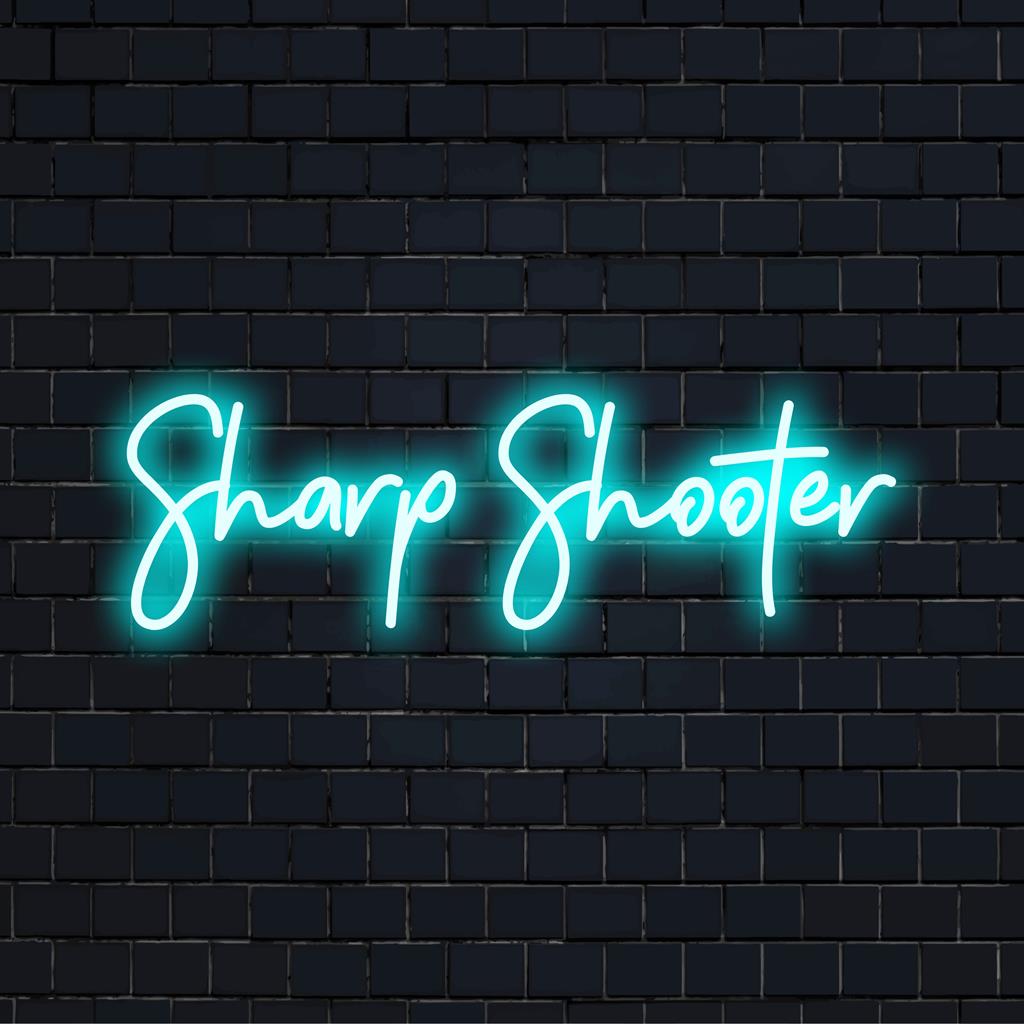 Letreiro LED neon vibrante Sharp Shooter com linhas elegantes, perfeito para decoração moderna. Arte personalizada que ilumina qualquer espaço.