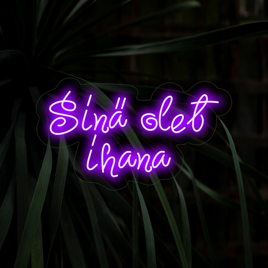 A placa de néon "Sin�� Olet Ihana" acrescenta um toque de beleza com sua mensagem afirmativa, lançando um brilho caloroso e positivo para um ambiente edificante e encorajador em seu espaço.