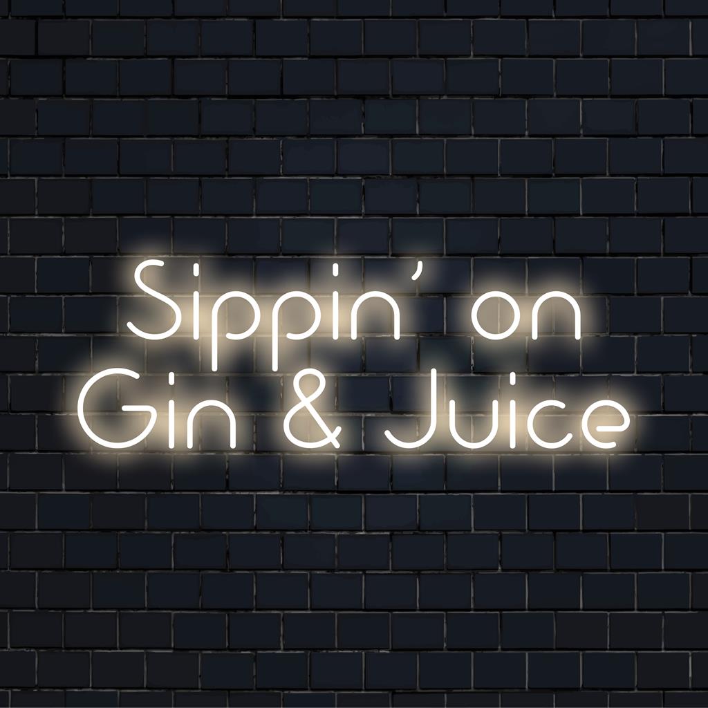Placa de neon LED personalizada com os dizeres Sippin' On Gin And Juice e luzes vibrantes, ideal para decoração de espaços exclusivos.