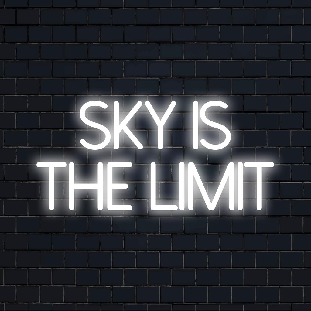 Letreiro de neon LED vibrante com a frase "Sky Is The Limit" (O céu é o limite), perfeito como arte inspiradora com citações neon para decoração de parede personalizada.