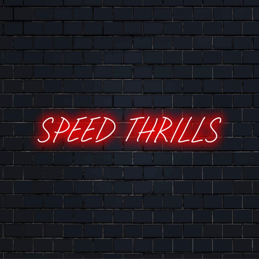 Letreiro LED Neon Speed ​​Thrills com tipografia dinâmica, ideal para decoração vibrante e uma declaração artística personalizada.
