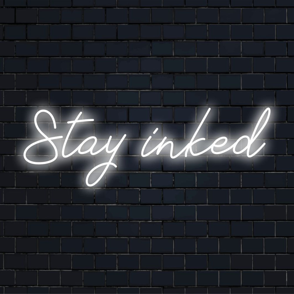 Placa de neon LED vibrante feita à mão com os dizeres Stay Inked, ideal para arte com citações neon personalizadas ou decoração de parede LED personalizada.