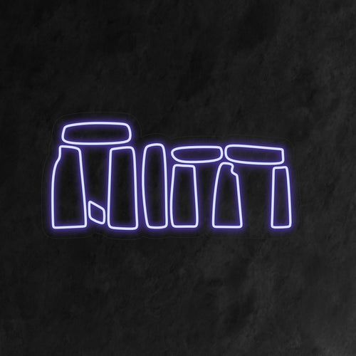 "Stonehenge Neon Letreiro" acrescenta um toque de mistério com sua silhueta icônica, lançando um brilho intrigante que ecoa o enigma deste antigo local em seu espaço.