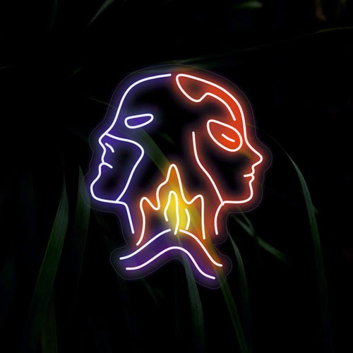"Placa de neon para casais de super-heróis" retrata força e união com seu design dinâmico, lançando um brilho vibrante que adiciona uma atmosfera aventureira ao seu espaço.