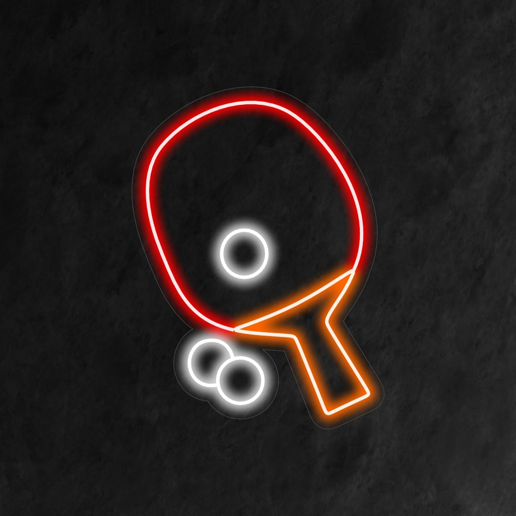"Placa de neon com raquetes e bolas de tênis de mesa" traz um clima esportivo com seu design dinâmico, lançando um brilho energético que captura a emoção e a diversão do jogo em seu espaço.