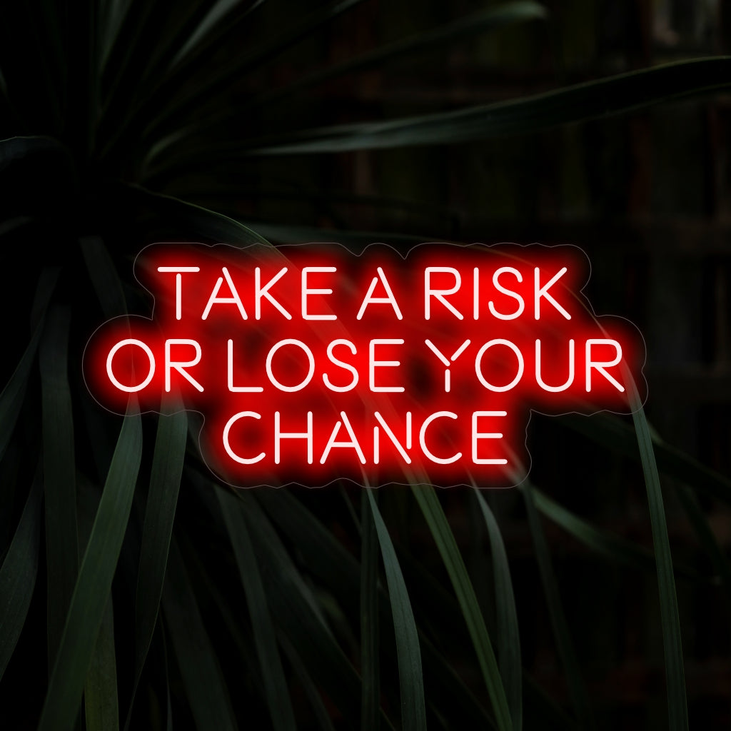 O letreiro de neon "Assuma um risco ou perca sua chance" inspira com sua mensagem ousada, lançando um brilho ousado que incentiva a coragem e o aproveitamento de oportunidades em seu espaço.