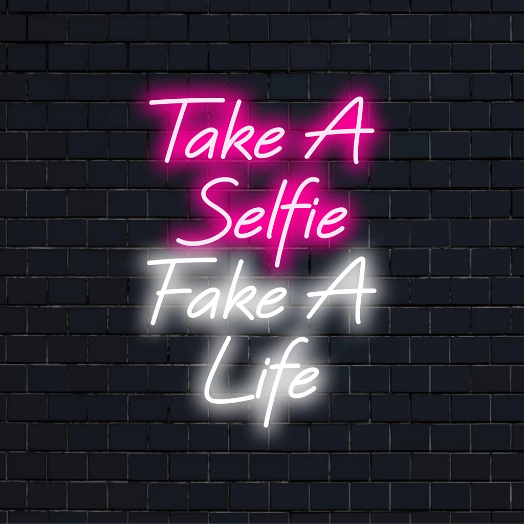 Design vibrante de letreiro de LED neon personalizado Take A Selfie Take A Life, arte de texto neon perfeita e decoração de luz.
