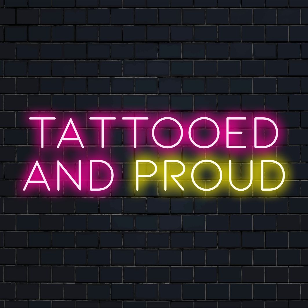 Placa de neon de LED com os dizeres "Tatuado e Orgulhoso"; design vibrante feito à mão com um toque de arte neon personalizado.
