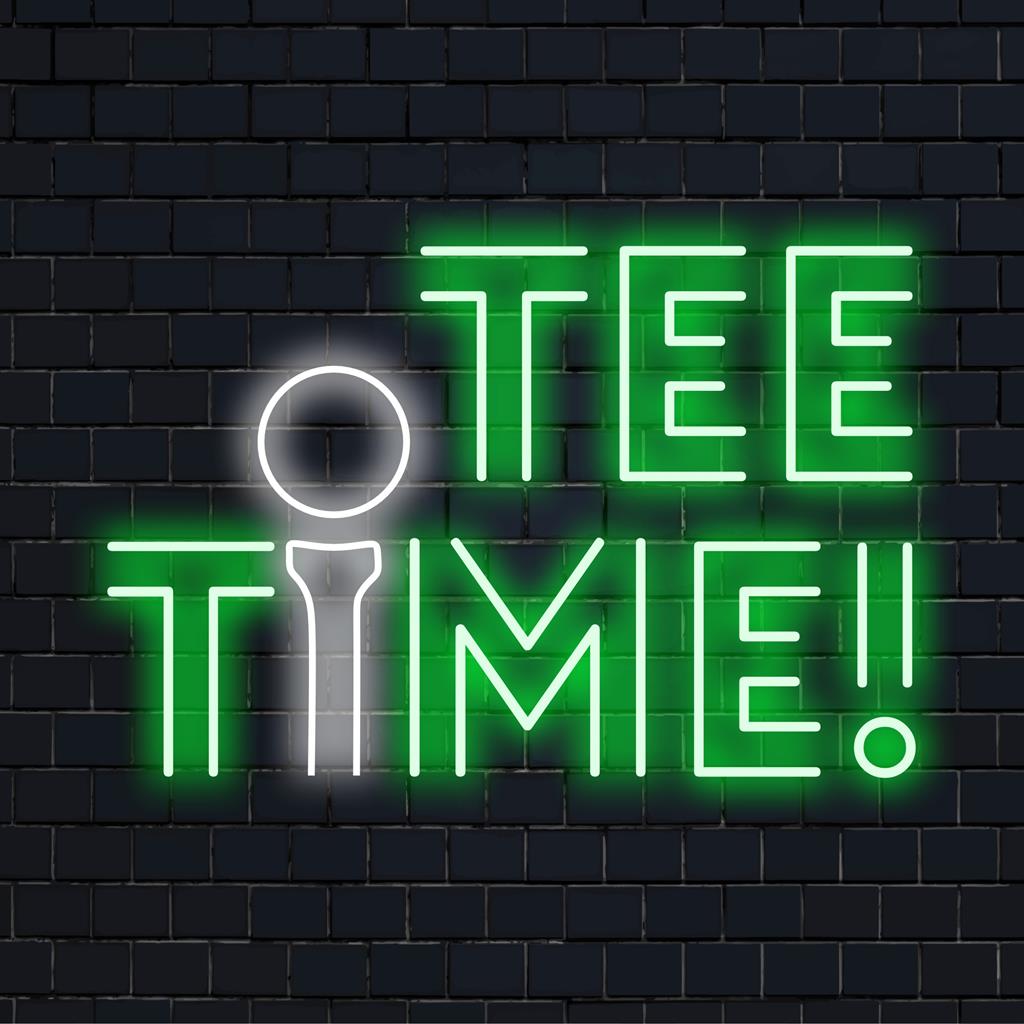 Logotipo iluminado com os dizeres Tee Time! em neon LED vibrante; ideal para arte de parede personalizada ou decoração com luz neon personalizada.