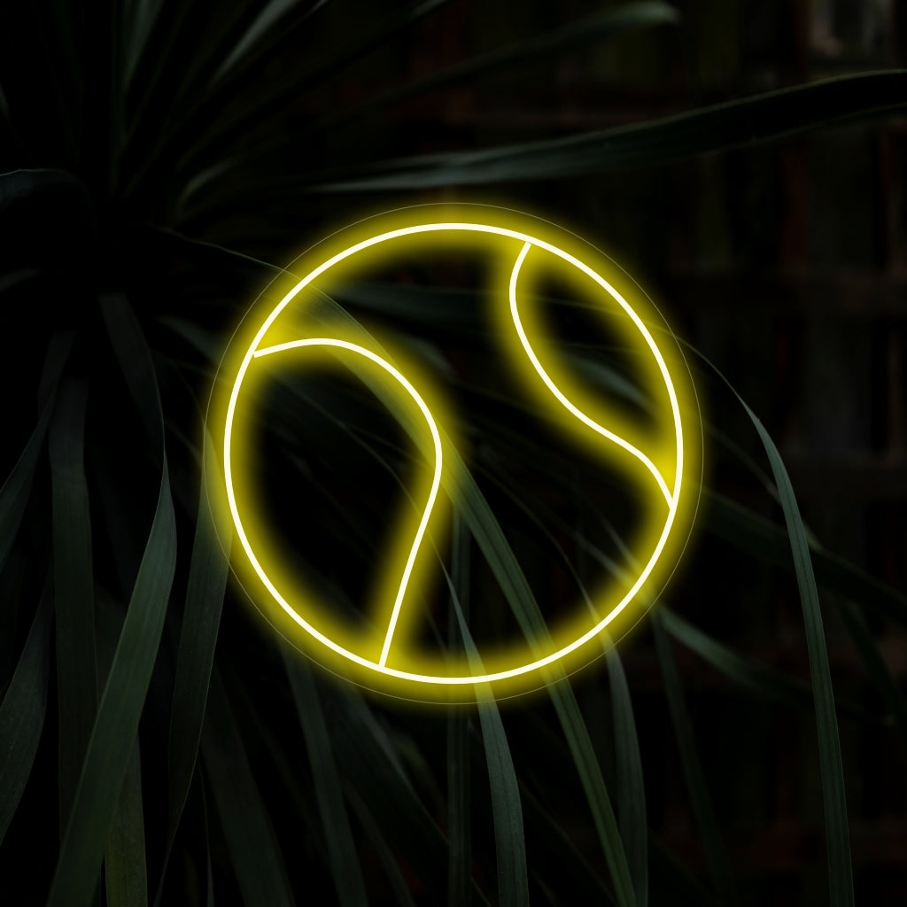 "Placa de neon em forma de bola de tênis" acrescenta um toque esportivo com seu design dinâmico, lançando um brilho energético que celebra a emoção e o atletismo do tênis em seu espaço.
