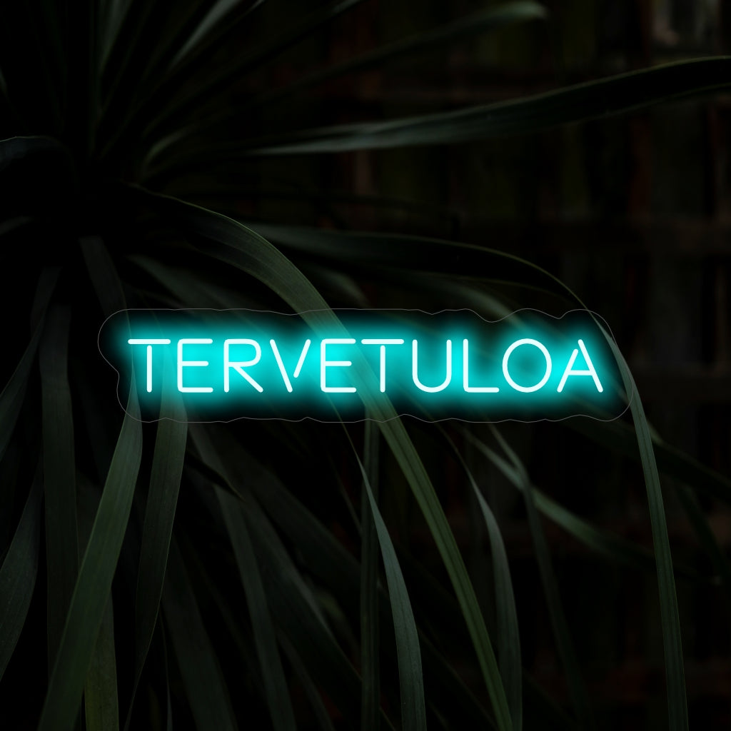 O letreiro de néon "Tervetuloa" acrescenta aconchego com seu brilho convidativo, criando uma atmosfera que acolhe e acolhe os visitantes em seu espaço.