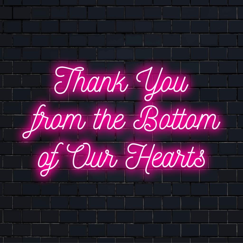 Placa de LED neon personalizada com a frase "Thank You From The Bottom Of Our Hearts" brilhando em tons vibrantes; decoração de parede perfeita para expressões sinceras.