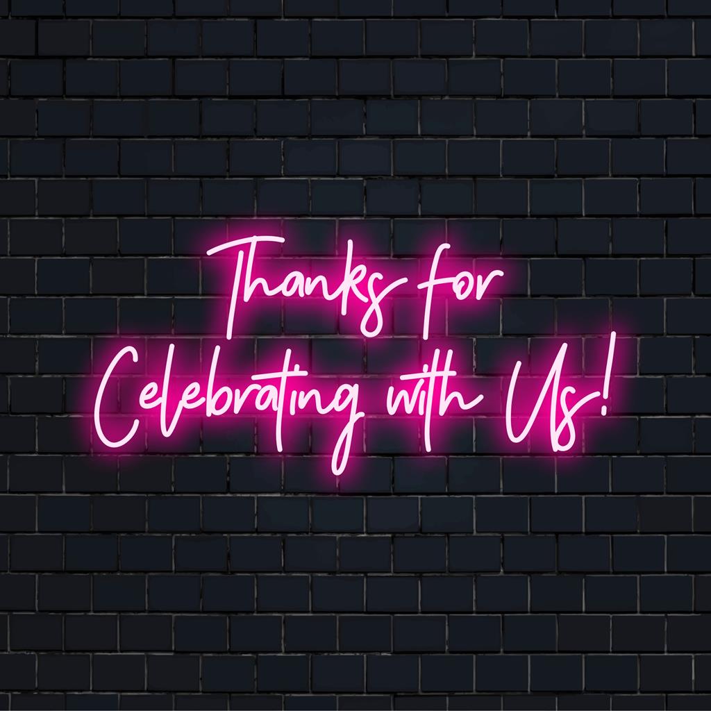 Placa de neon LED personalizada com os dizeres "Obrigado por comemorar conosco!", perfeita para decoração de festas ou mensagem de agradecimento em eventos.