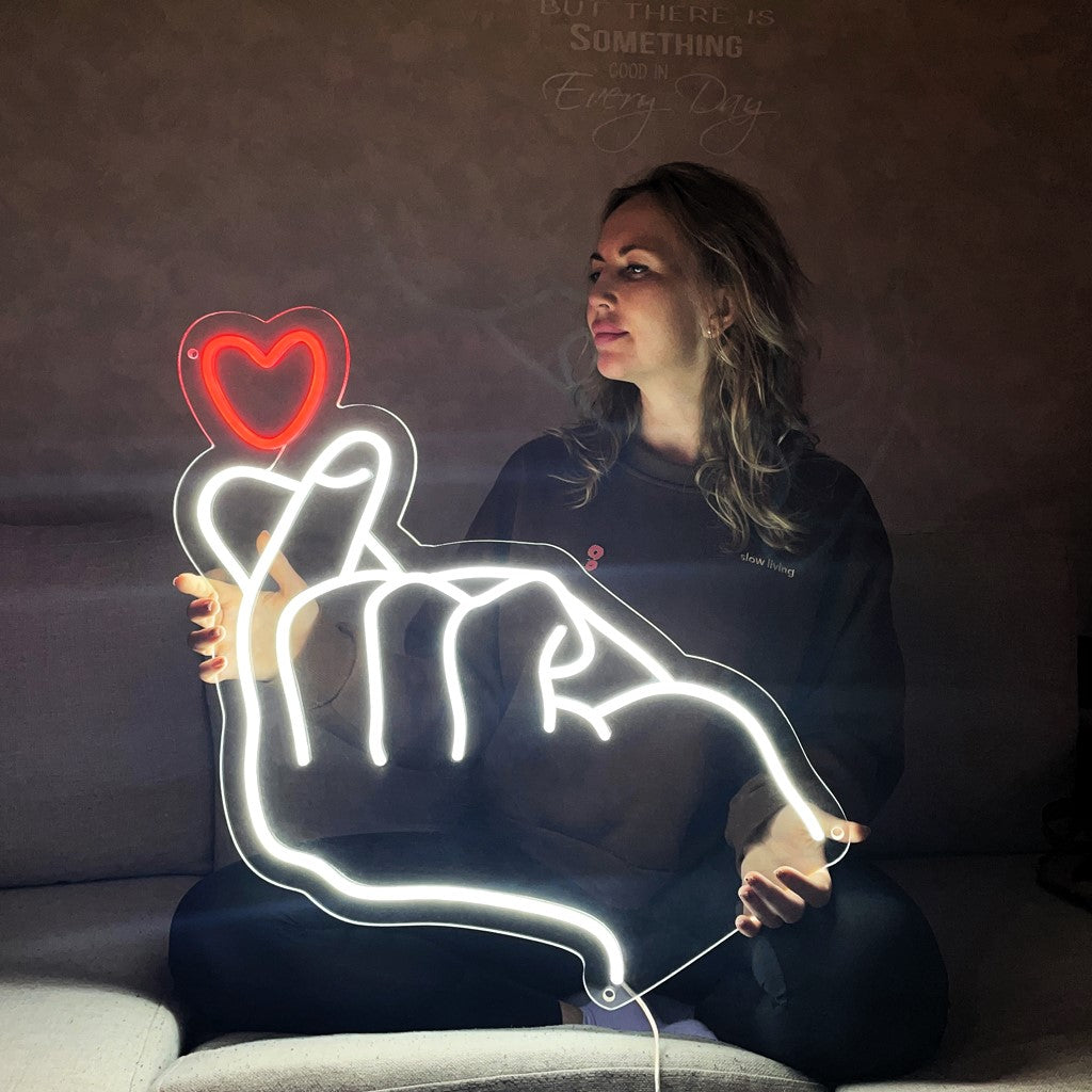 Letreiro de neon em formato de coração de dedo - The Art Neon