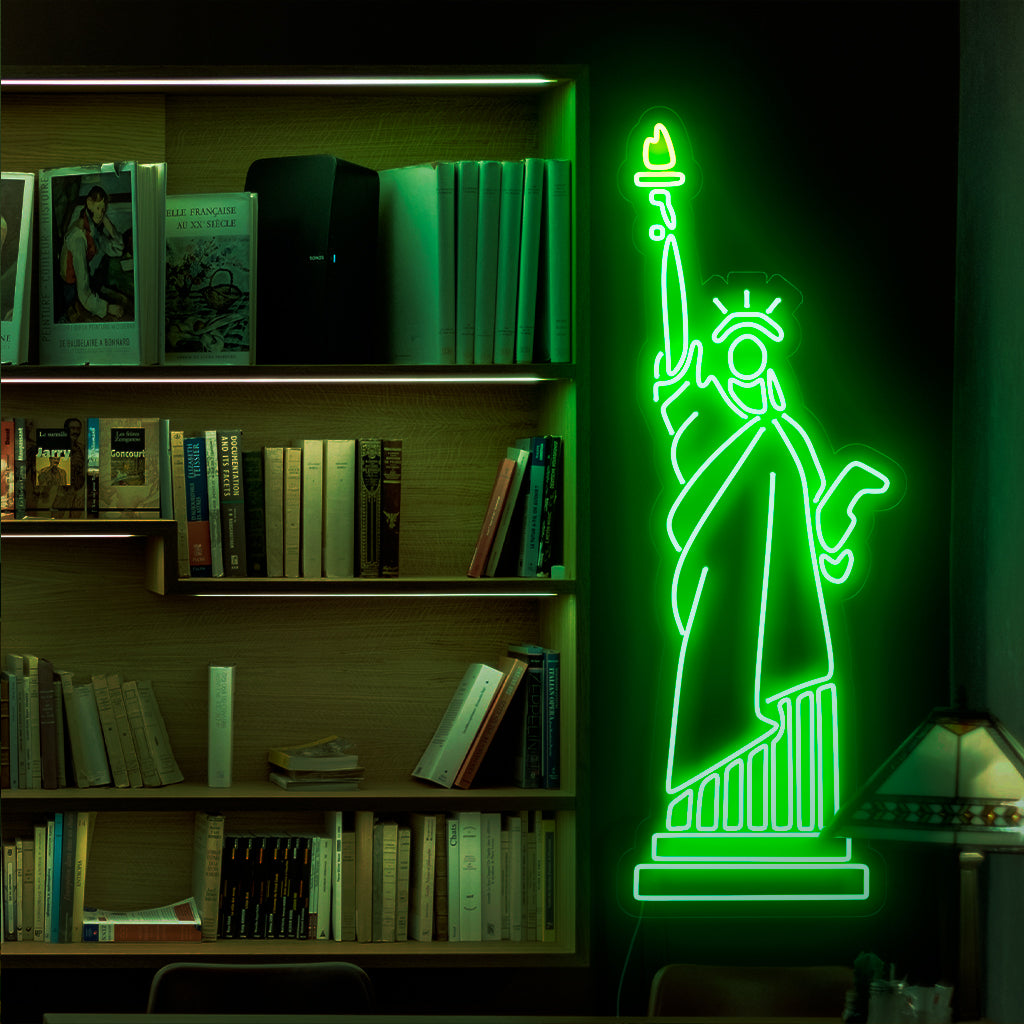 O letreiro de neon da Estátua da Liberdade acrescenta patriotismo com seu design icônico, lançando um brilho majestoso que presta homenagem à liberdade e ao espírito da liberdade em seu espaço.