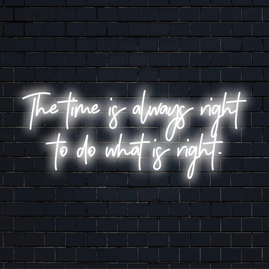 Uma placa de LED neon feita sob medida que diz "A hora é sempre certa para fazer o que é certo", perfeita para uma decoração de parede vibrante.
