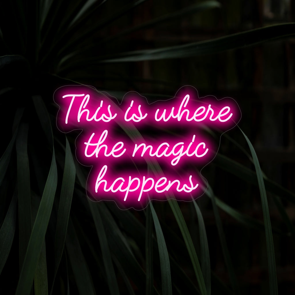O letreiro de neon "This Is Where the Magic Happens" encanta com sua mensagem excêntrica, lançando um brilho lúdico que desperta a criatividade e a imaginação em seu espaço.