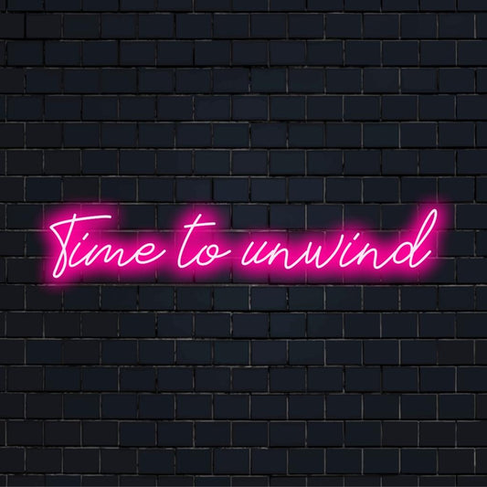 Letreiro de neon LED vibrante com texto "Time To Unwind", unindo arte inspiradora e decoração moderna em um brilho personalizado.
