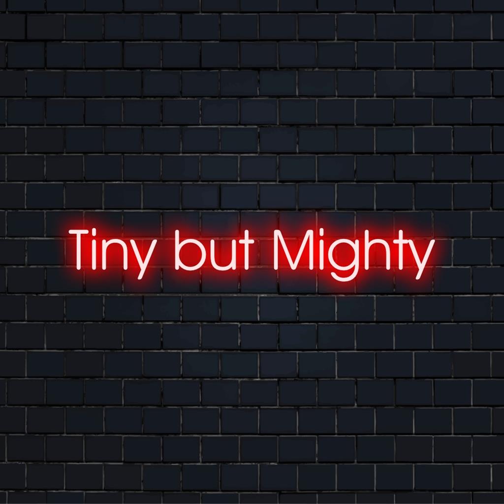 Letreiro de LED neon vibrante e personalizado com a marca Tiny But Mighty, ideal para dar um toque ousado a qualquer ambiente.