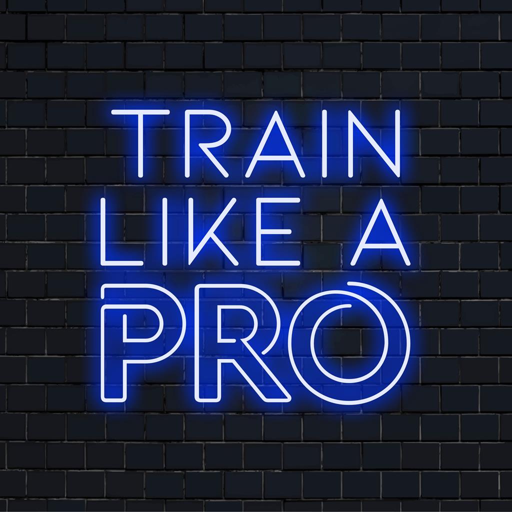 Letreiro de LED neon vibrante com a frase "Treine como um profissional" transmite energia motivacional, perfeito para qualquer espaço de treino. Arte de parede neon energética.
