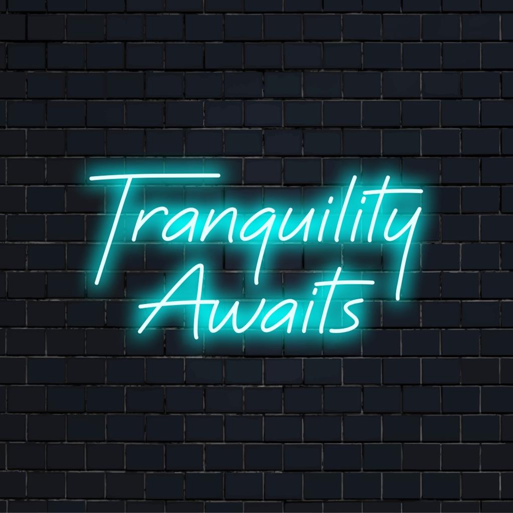 Placa de neon LED personalizada com Tranquility Awaits em tons vibrantes; decoração de luz neon perfeita para um ambiente relaxante.