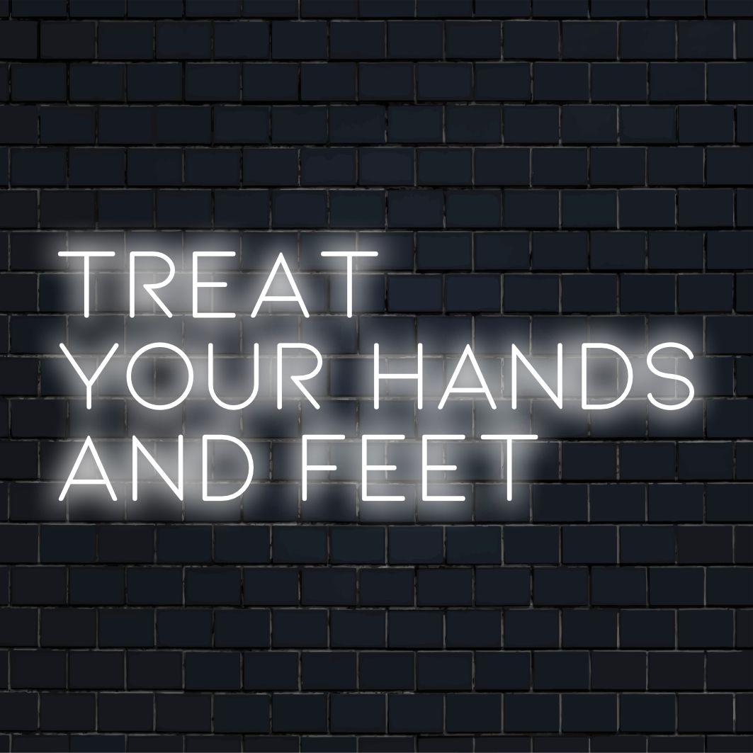 O chamativo letreiro de neon LED diz "Trate suas mãos e pés" em fonte em negrito; ideal para decoração de parede vibrante.
