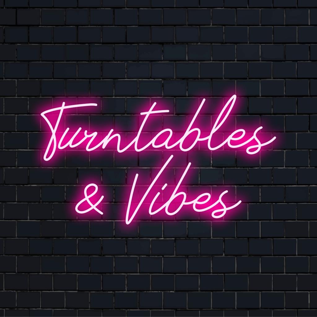 Letreiro de neon LED vibrante criado para imitar toca-discos e vibrações, arte personalizada perfeita para qualquer espaço moderno ou decoração de entusiasta de música.