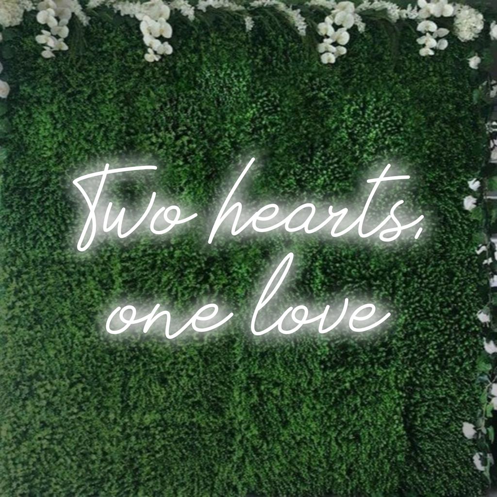 Placa de neon LED personalizada representando dois corações entrelaçados com a frase One Love em uma escrita elegante; arte de parede neon.