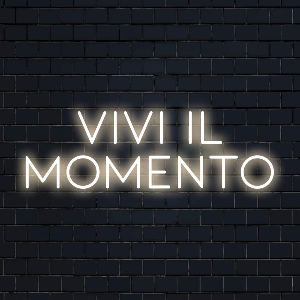 Placa de LED neon personalizada, inscrição elegante com Vivi IL Momento, decoração de luz vibrante para um ambiente elegante.