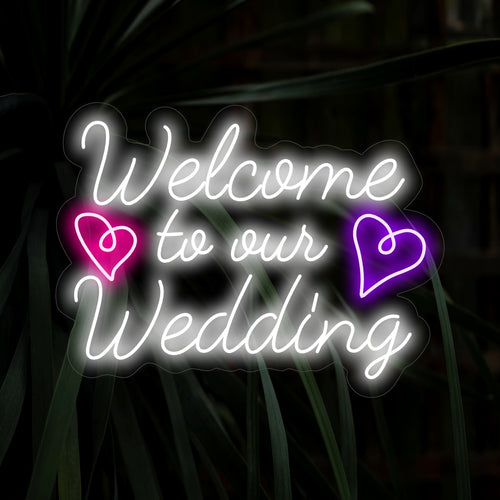 A placa de néon "Bem-vindo ao nosso casamento" convida com alegria, seu brilho neon celebrando a união de dois corações no espaço do seu casamento.