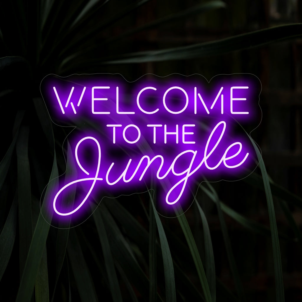 O letreiro de néon "Welcome To The Jungle" traz a beleza selvagem da selva com seu brilho exótico, criando uma atmosfera selvagem e aventureira em seu espaço.