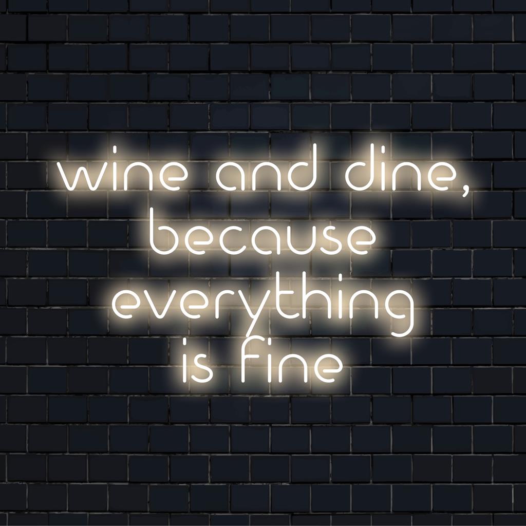 Placa de neon LED personalizada com os dizeres "Vinho e Jantar", "Porque Tudo Está Bem", em cores vibrantes, perfeita para espaços aconchegantes.