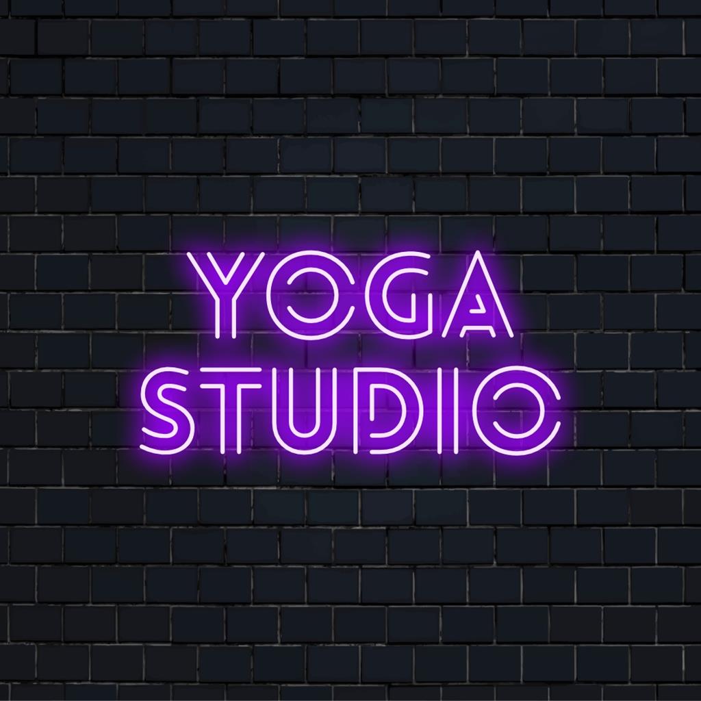 Placa de LED neon feita sob medida para um estúdio de ioga, com brilho neon calmante e design personalizado para criar um ambiente tranquilo.