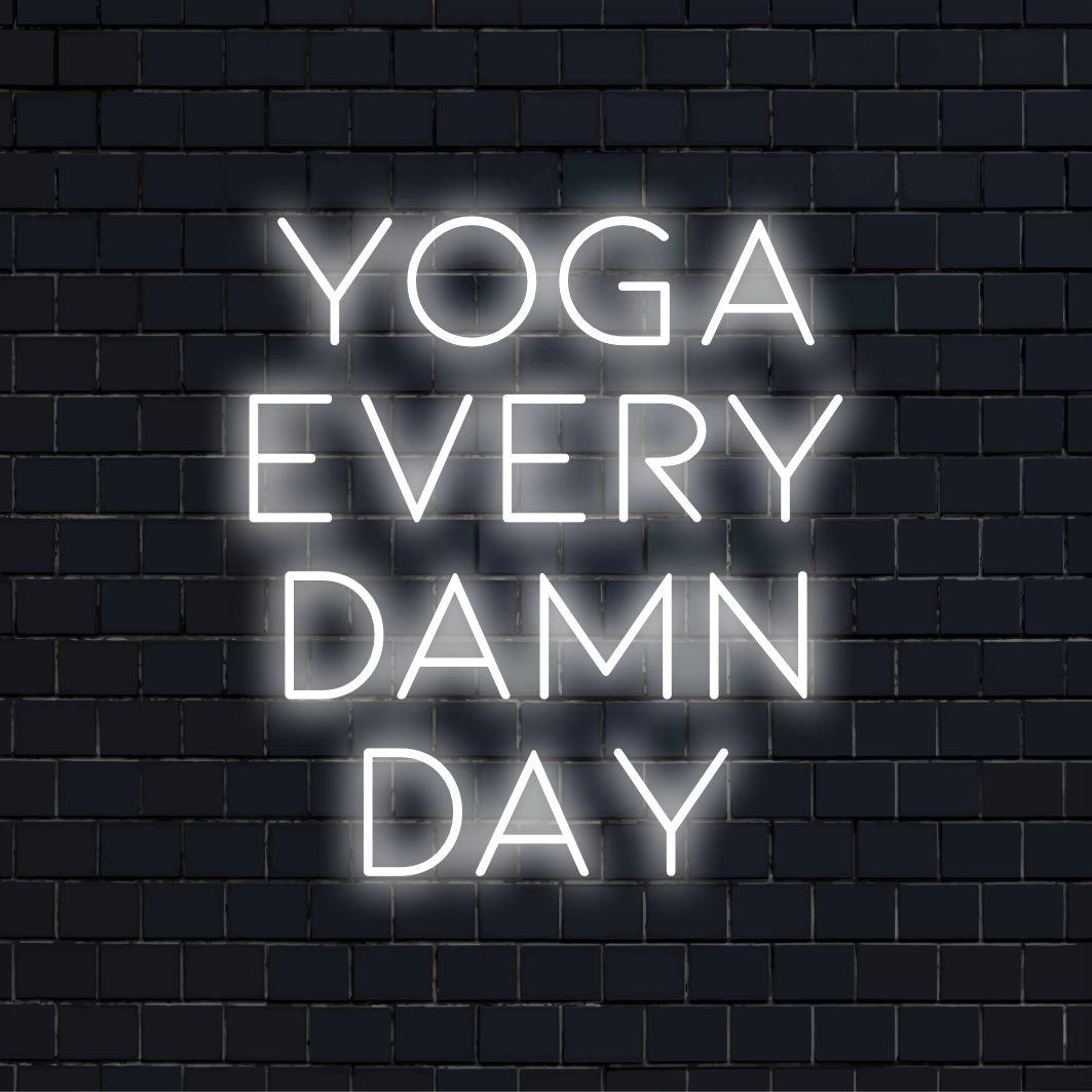Placa de LED neon iluminada "Yoga todo dia", perfeita como arte de parede neon motivacional ou peça de decoração personalizada para ioga.