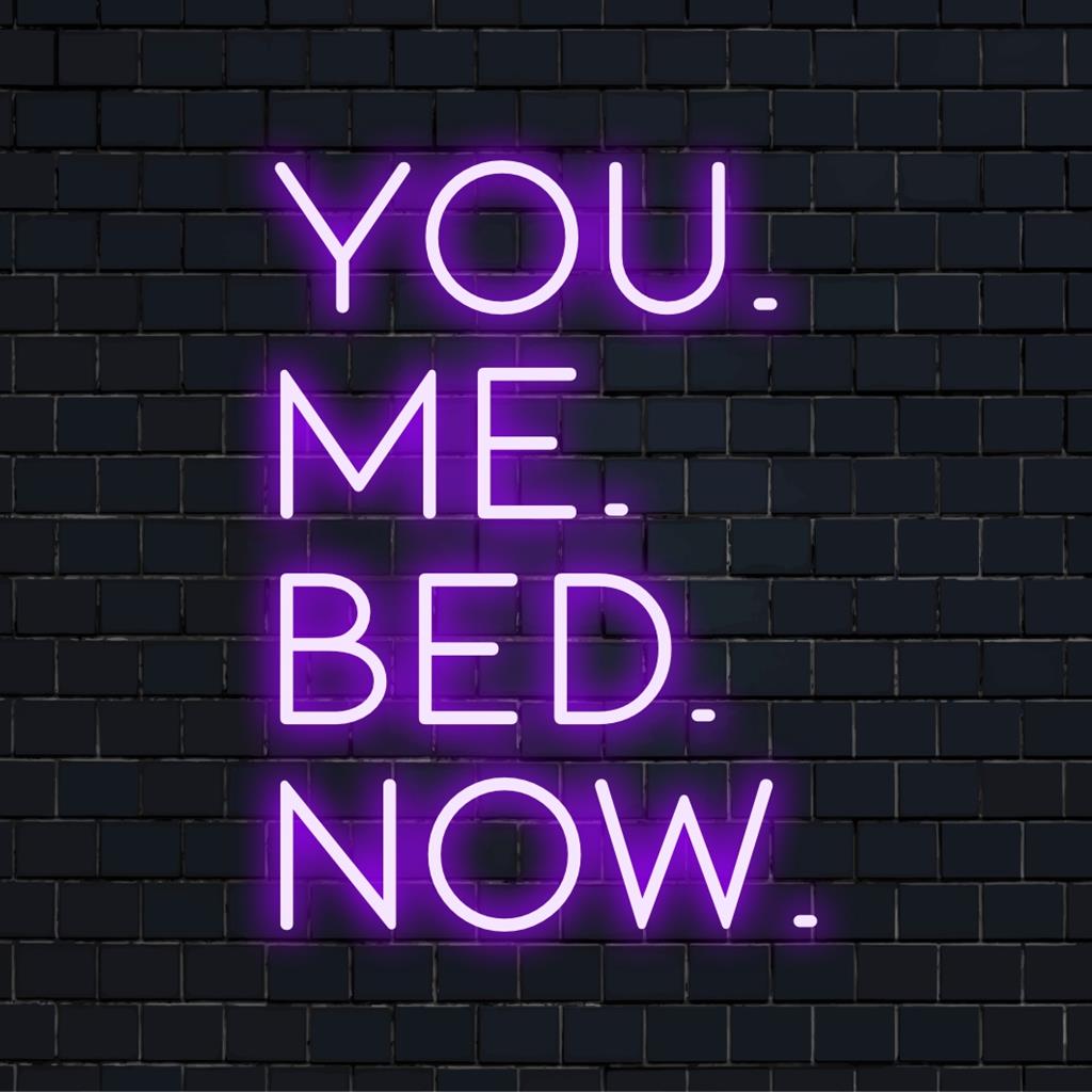 Placa de LED neon personalizada "Você. Eu. Cama. Agora", perfeita para decoração moderna, com um brilho lúdico e cativante.
